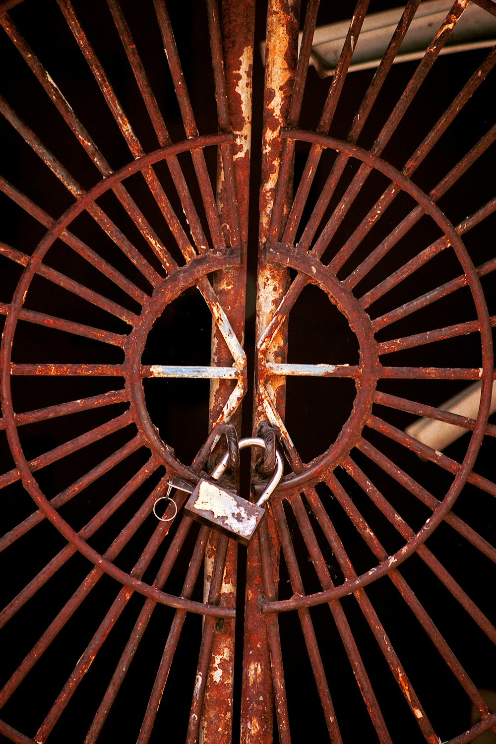 Puerta de fierro con diseño radial y candado